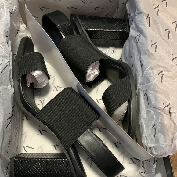 New in Box Simply Vera Vera Wang Black Chunky heels size 8.5 - Picture 2 of 3